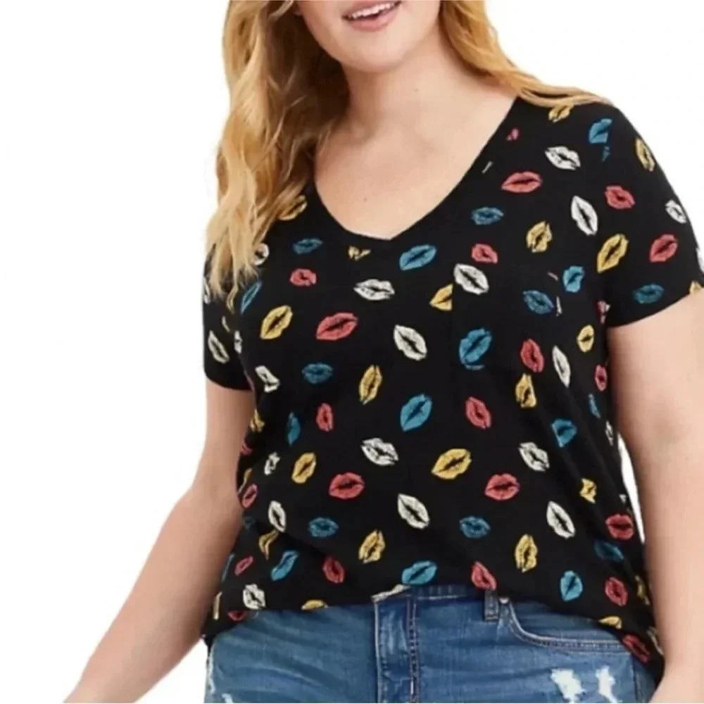 4/$25 NWT Torrid Lips Kisses Classic Fit Pocket Tee Sz 3X